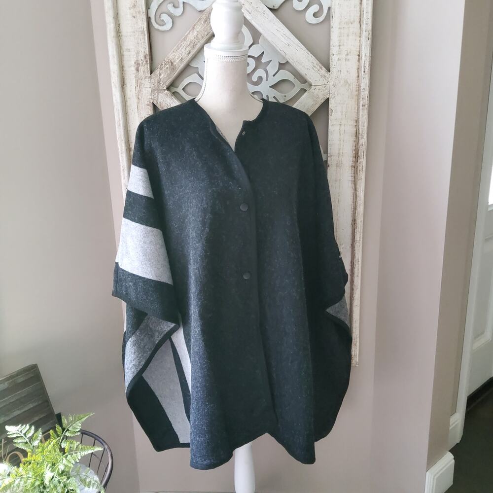 Treasure & Bond Women's Blanket Stripe Cape Wrap Poncho in Black Combo